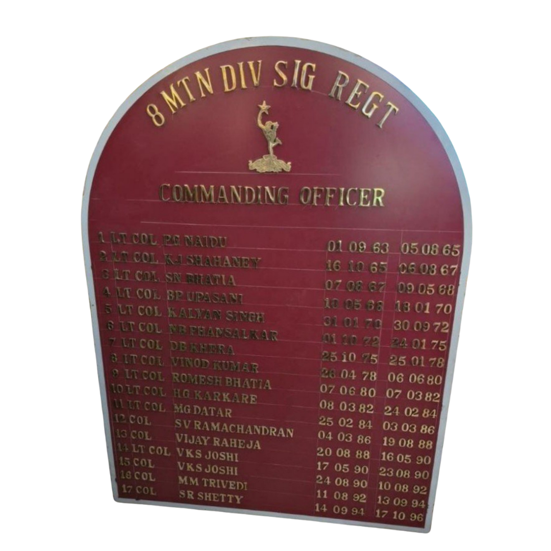 Maroon incumbency board listing the commanding officers of 8 MTN DIV SIG REGT with their service dates.